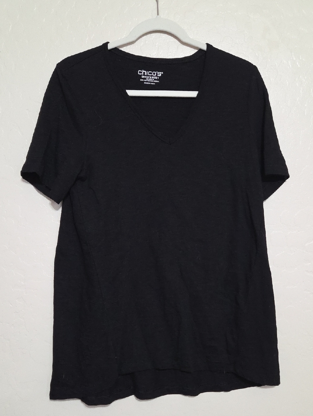 Chico's Black V-Neck Short Sleeve Tee
